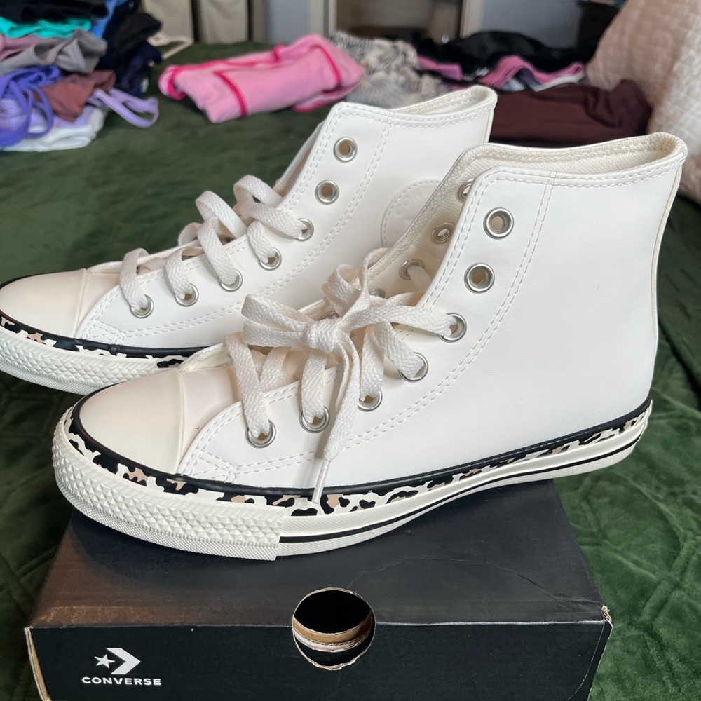 White leather high top converse with leopard trim size 7 never worn